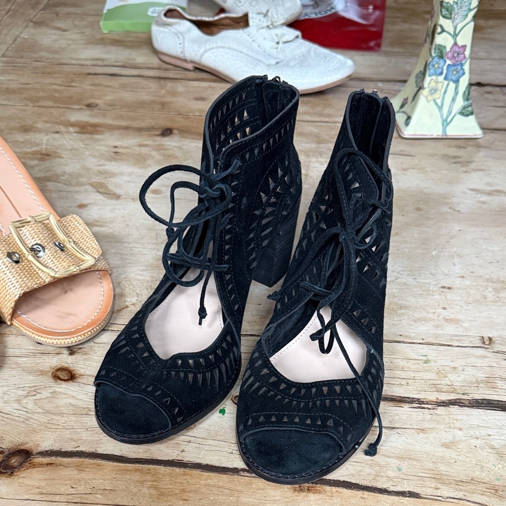 Like new Vintage Women's Vince Camuto Black Lace-Up Cutout Heel Ankle Boots